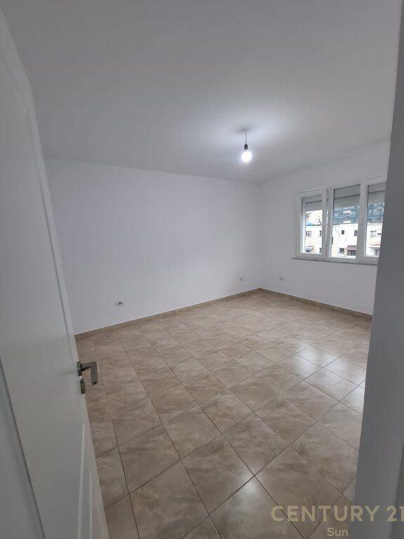 Shitet apartament 1+1+ballkon te rruga e Kavajës pranë auto Kadiu 129.000 € !!!