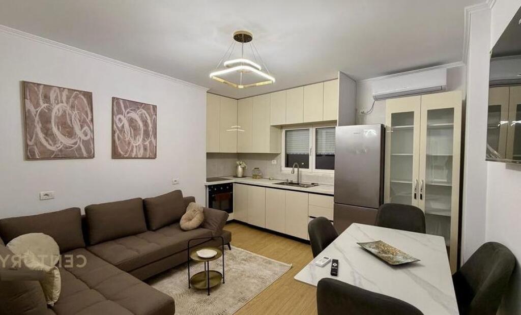 Ofrojme apartament per qira tek medreseja, rruga e dibres!