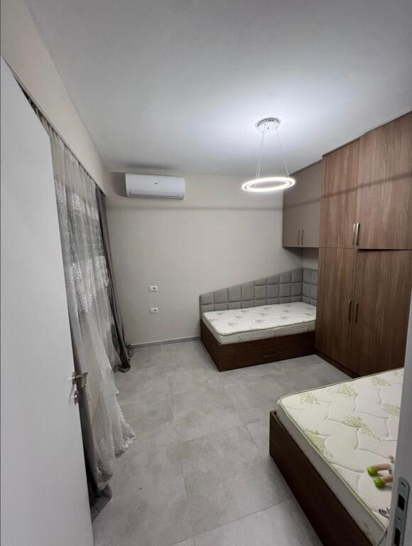Apartament 2+1 i vogel per shitje te Kodra e Diellit, pallat 2024