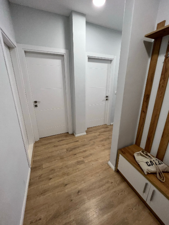 🏠 Jepet me qira apartament modern 2+1+2  📍 Rr. Dritan Hoxha – Zona Aura