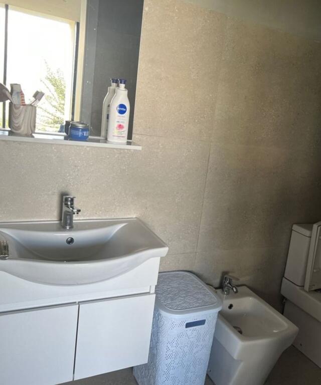 Vilë për Qira në Petrelë — Qetësi, Oborr &amp; Akses i Lehtë në Përditshmëri