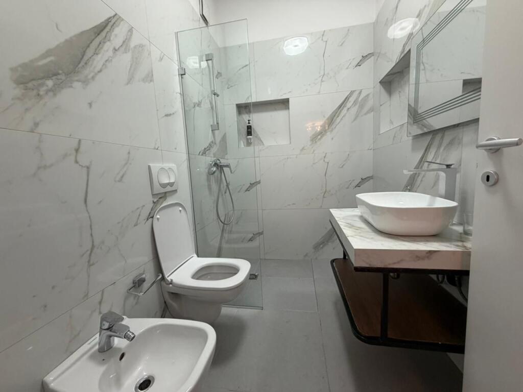 Apartament 1+1 per qira tek Rruga e Barrikadave.