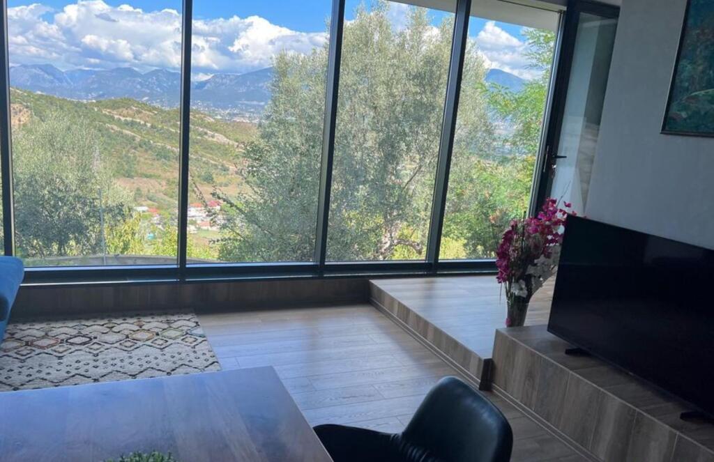 Vilë për Qira në Petrelë — Qetësi, Oborr &amp; Akses i Lehtë në Përditshmëri