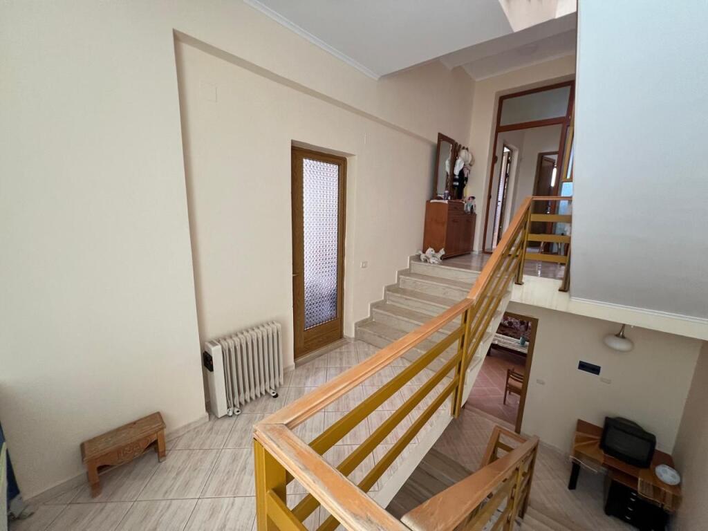 Shitet godinë 5-katëshe në Qeparo, Himarë