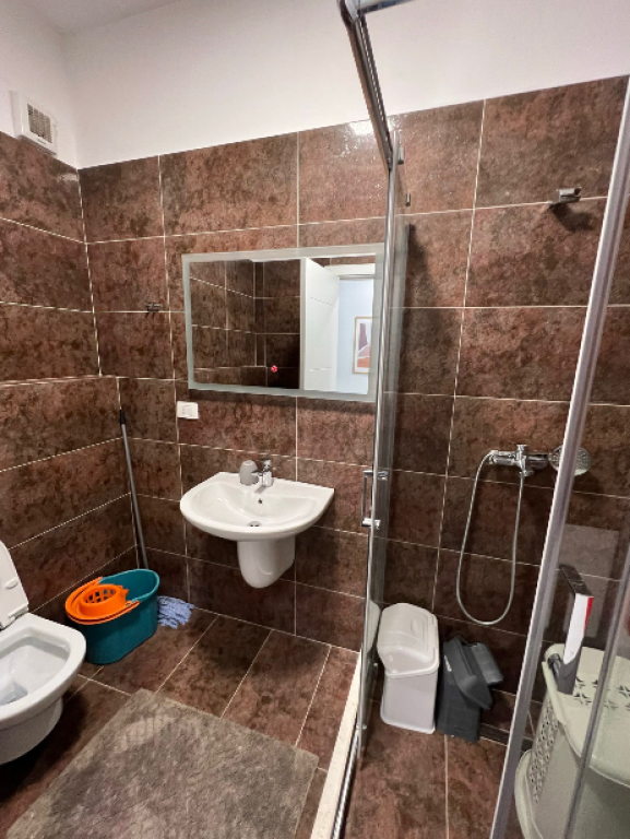 🏠 Jepet me qira apartament modern 2+1+2  📍 Rr. Dritan Hoxha – Zona Aura