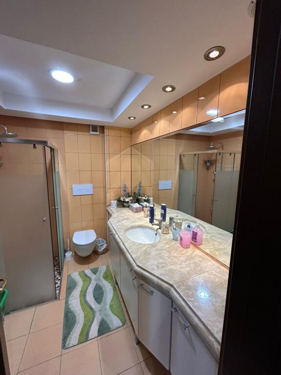 Qera 2+1 , super Pamje , liqeni Tiranes