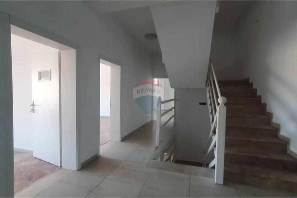 BUSINESS BUILDING 5 FLOORS FOR RENT