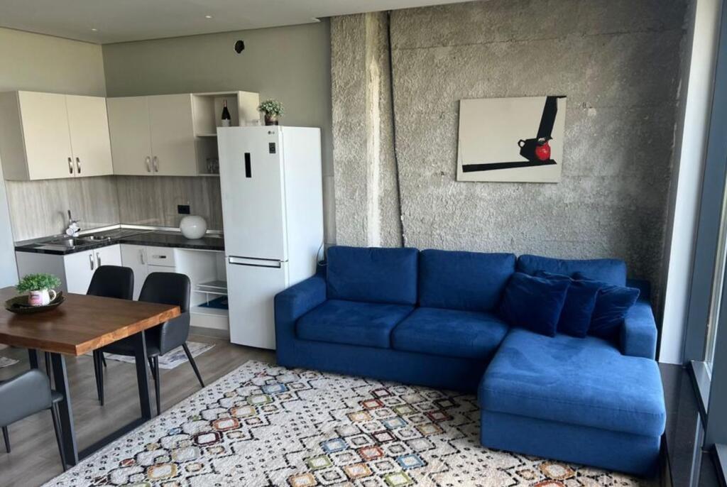 Vilë për Qira në Petrelë — Qetësi, Oborr &amp; Akses i Lehtë në Përditshmëri