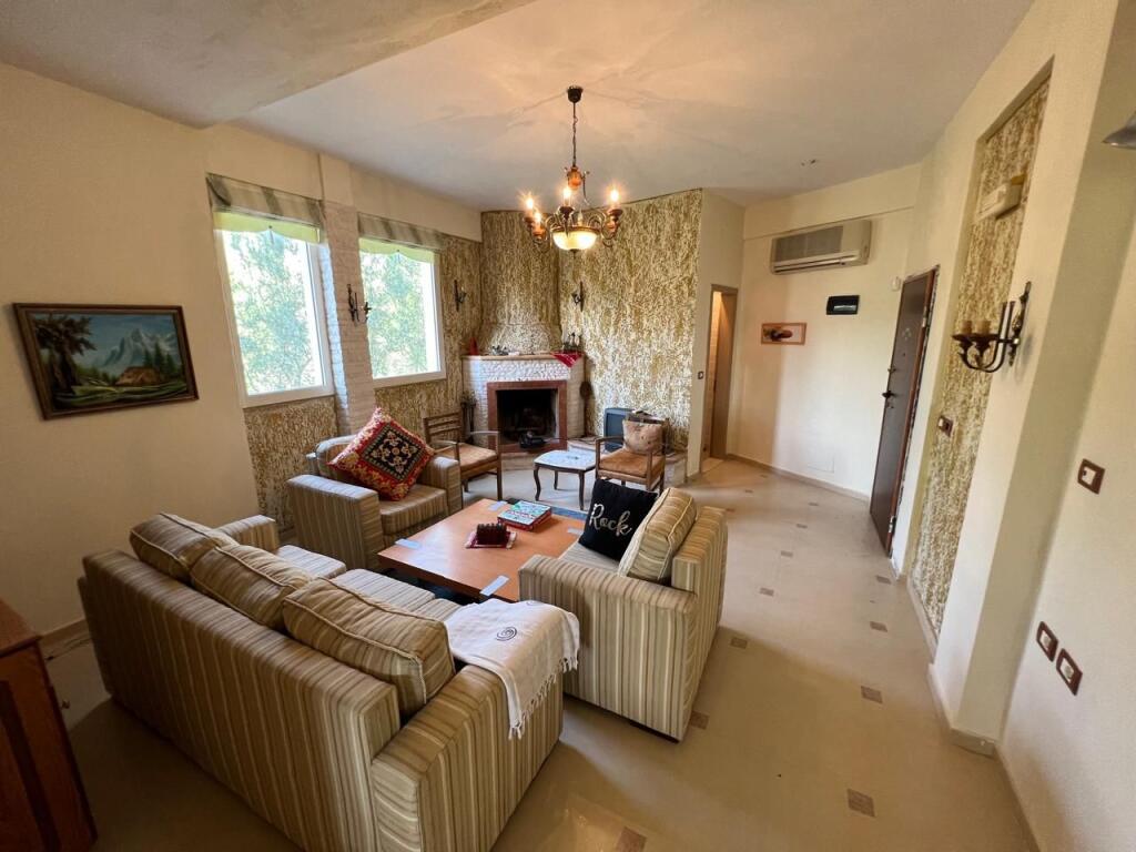 Shitet godinë 5-katëshe në Qeparo, Himarë