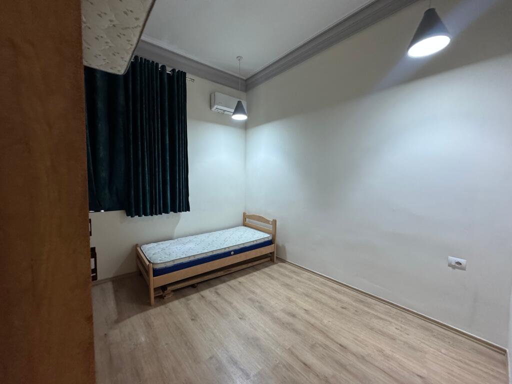 Jepet me qira apartament 2+1 në Rrugën e Durrësit, pranë Hotel Koloseut. 📍 Pallat ekzistues 🏢 Kati i 2-të 💶 Çmimi: 800€ / muaj