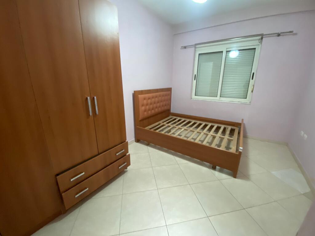 Shitet 2+1,liqeni i thate,175.000 euro me post parkimi ne cmim