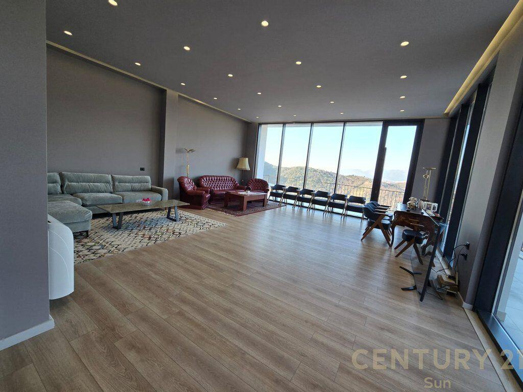 Jepet me qira vilë në Petrelë, Tiranë