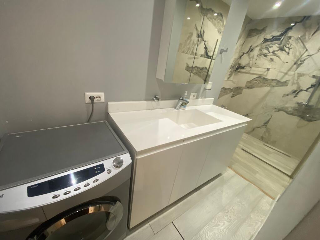 2+1,te rruge e barrikadave,cmini 250 mije euro,ofrohet dhe parkim opsional