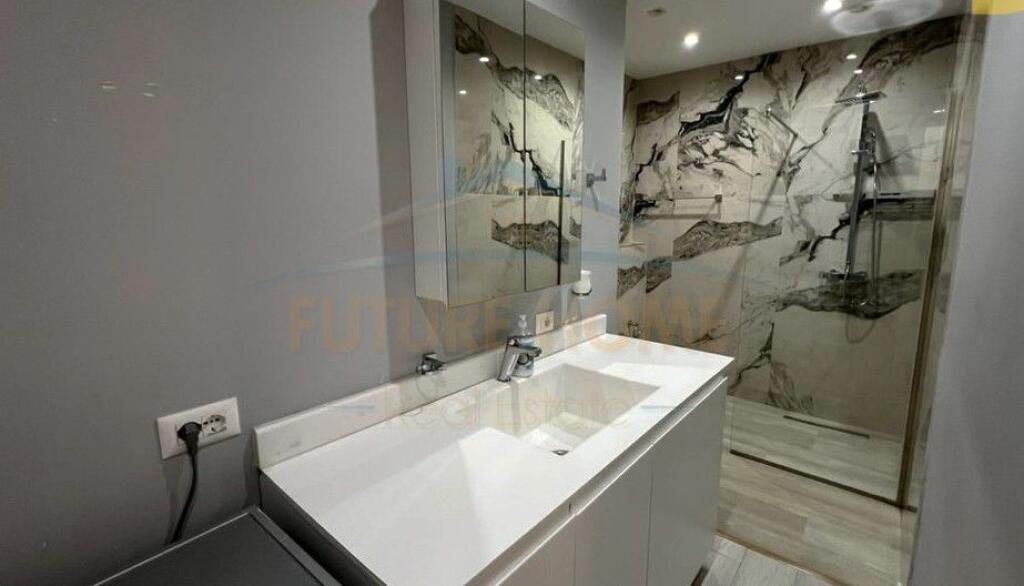 In vendita, Appartamento 2+1+2, Via delle Barricate, Tirana