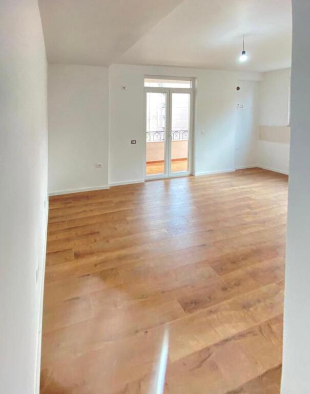 Apartament 1+1 per shitje prane Rruges se Kosovareve