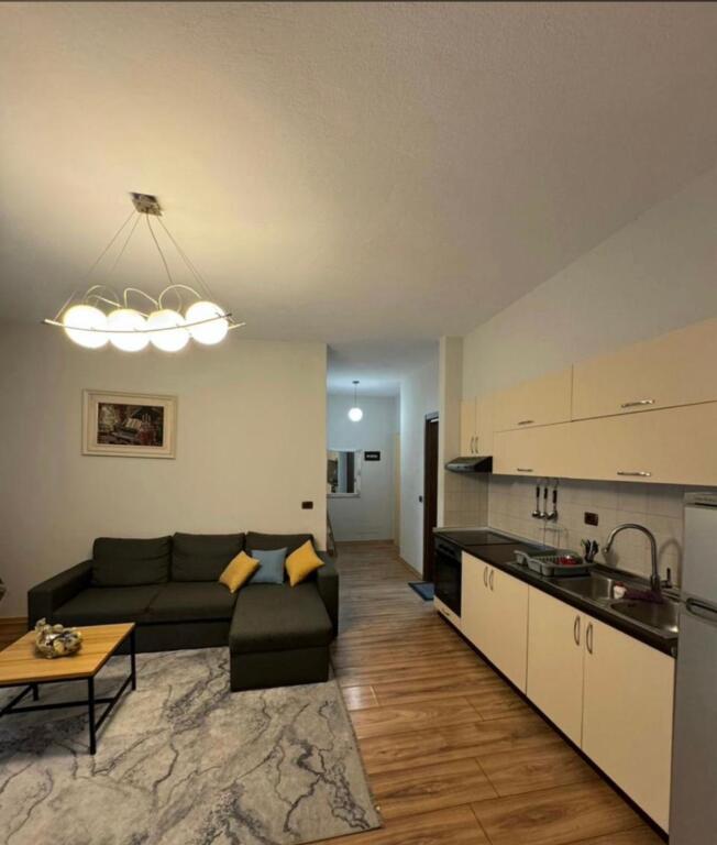 2+1,i mobiluar ,ne myslym shyri,800 euro