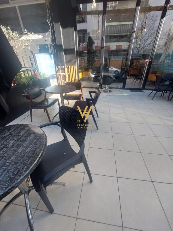 JEPET BAR KAFE 70 M2 ME QERA NE YZBERISHT 50.000 LEKE