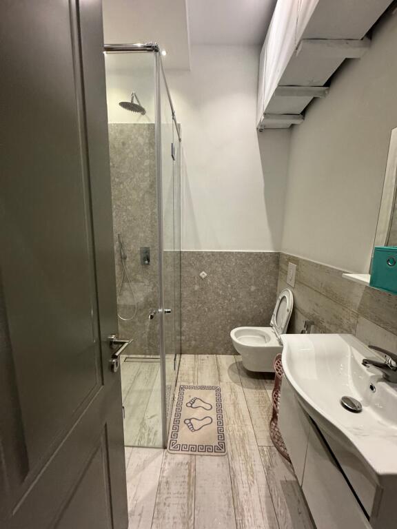 Jepet me qira apartament 2+1 në Rrugën e Durrësit, pranë Hotel Koloseut. 📍 Pallat ekzistues 🏢 Kati i 2-të 💶 Çmimi: 800€ / muaj