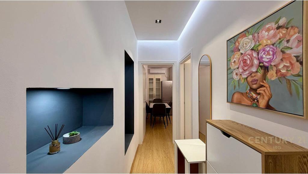 Jepet me qera apartament modern 1+1, Rruga e Dibres tek Medreseja!