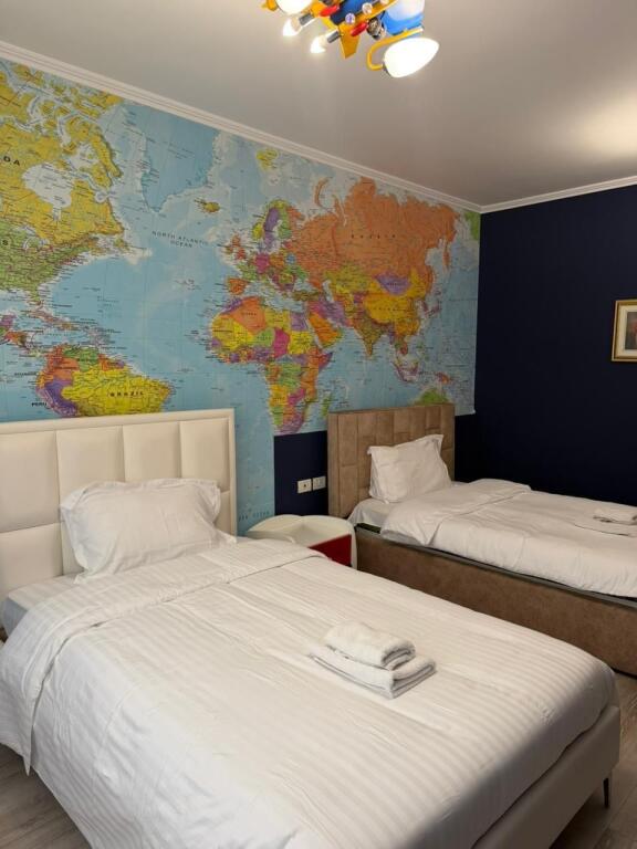 Super ap 2+1 tek komuna parisit ( ngjitur me kika 2 )