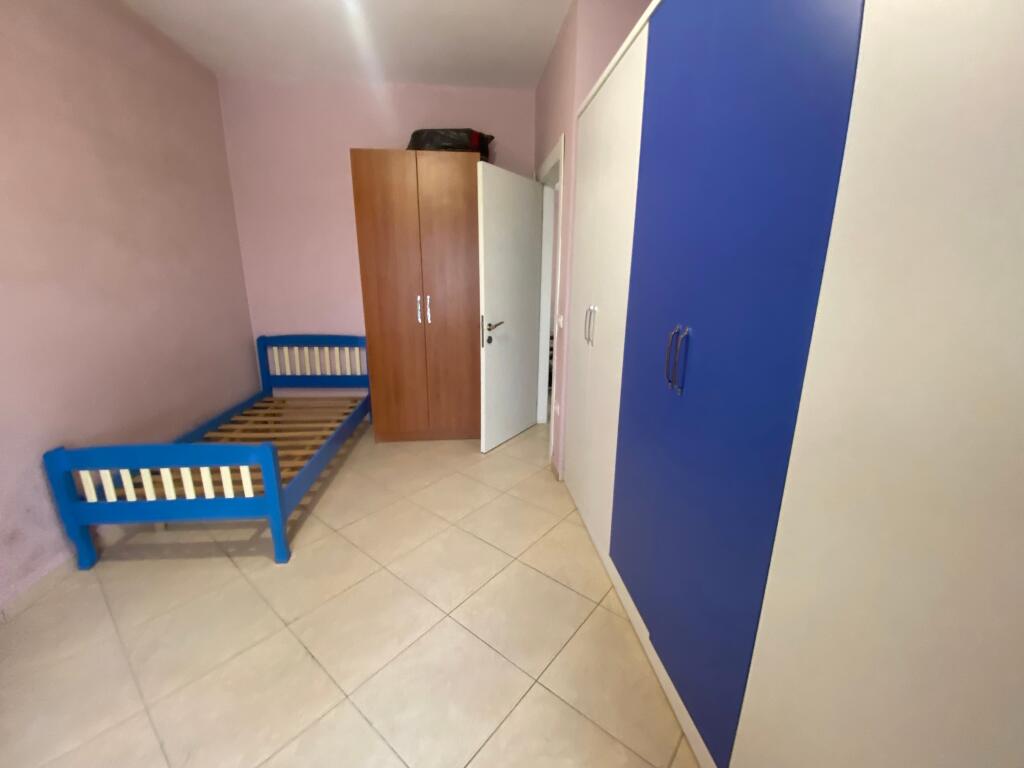 Shitet 2+1,liqeni i thate,175.000 euro me post parkimi ne cmim