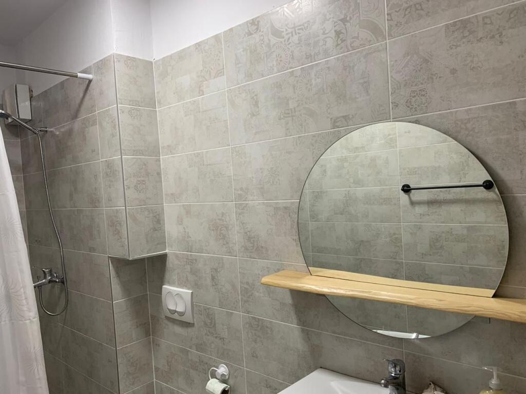 Jepet me qera apartament 1+1 tek Komuna e Parisit prane Ola Fast