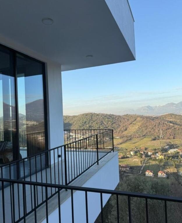 Vilë për Qira në Petrelë — Qetësi, Oborr &amp; Akses i Lehtë në Përditshmëri