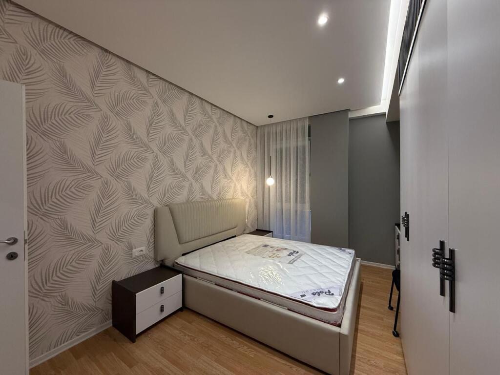 Tek Selvia,jepet me qera apartament 2+1,i mobiluar. 1,200Euro