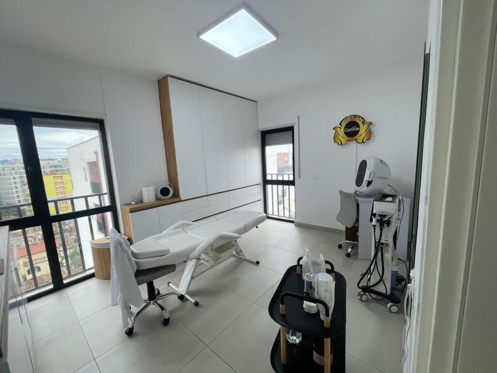 🏢 Shitet Apartament 3+1+2 📍 Pranë Villas Gold 🆕 Ndertimi i ri, kati 8 🌞 Orientim: Jug-Lindje dhe Veri-Perëndim ⚡ Pajisur me panele diellore ❄️ Kondicioner japonez inverter 🛁 Të dy banjot e investuara nga pronari 📐 Planimetria: 116/2 m²  💰 Çmimi: 261.000€