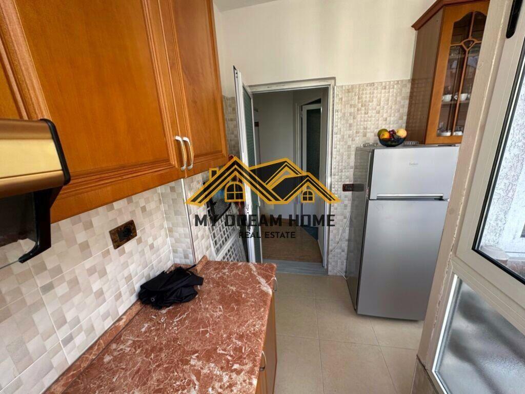 SHITET APARTAMENT 1+1 NE DURRES PRANE UJSJELLES KANALIZIME!