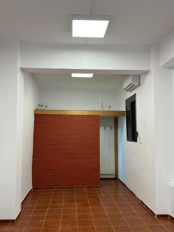 SHOP FOR RENT 30 M2 ETC 800 EURO