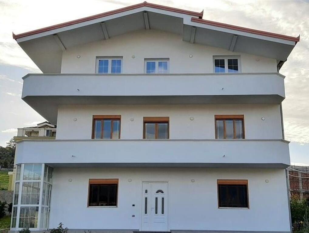 AMBIENT BIZNESI ME QERA 500 M2 TEG 2000 EURO