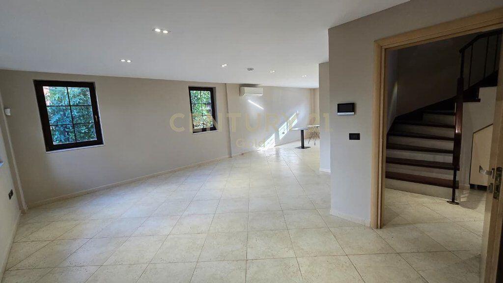 JEPET ME QERA VILE TEK AKACIA HILLS