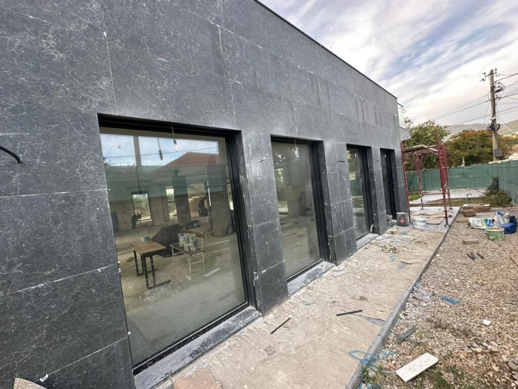 Service unit + land for rent in Berzhitë!!