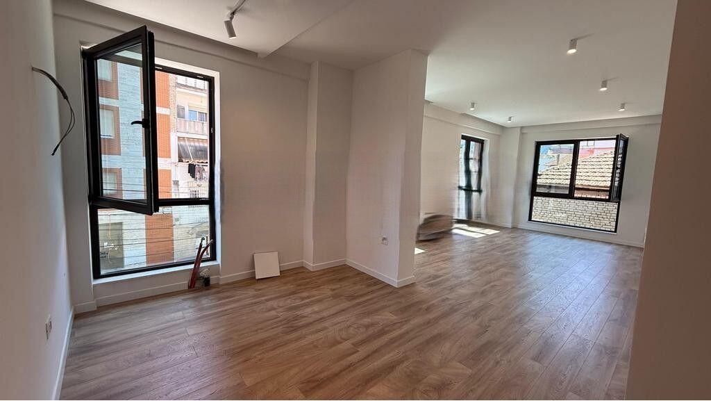 Commercial space for rent 56 m² in Myslym Shyr, near the “Arben Broci” school. 550 € /Month