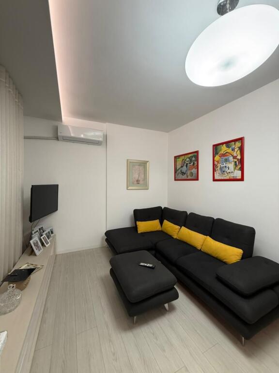 Tek Shkolla e Baletit,Rruga Petro Nini Luarasi jepet me qera apartament1+1, i mobiluar.50,000Leke    