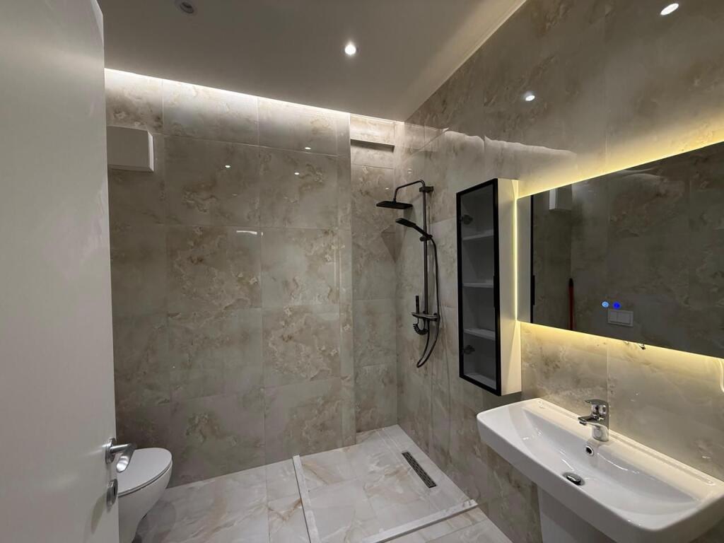 Tek Selvia,jepet me qera apartament 2+1,i mobiluar. 1,200Euro