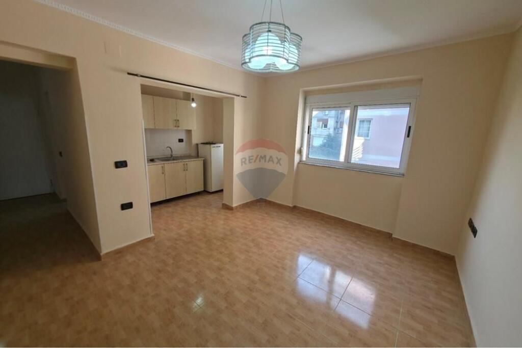 Shitet Apartament pranë Medresesë