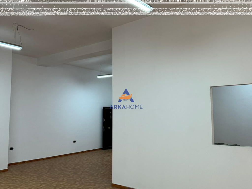 JEPET ME QERA AMBIENT BIZNESI 115M2 "TE RRUGA E DIBRES" 100.000 LEKE