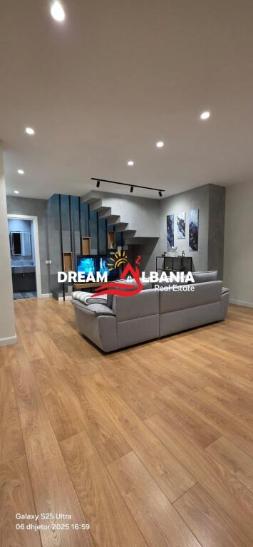 Jepet me qera Duplex dhe 2 post parkimi ne rrugen e Barrikadave prane Qendres ne Tirane (ID 42211370)