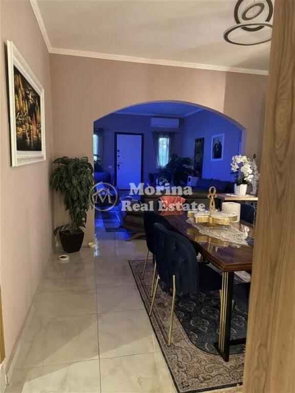 Shitet Vile nje kateshe, te Blloku Vasil Shanto, 150000 Euro