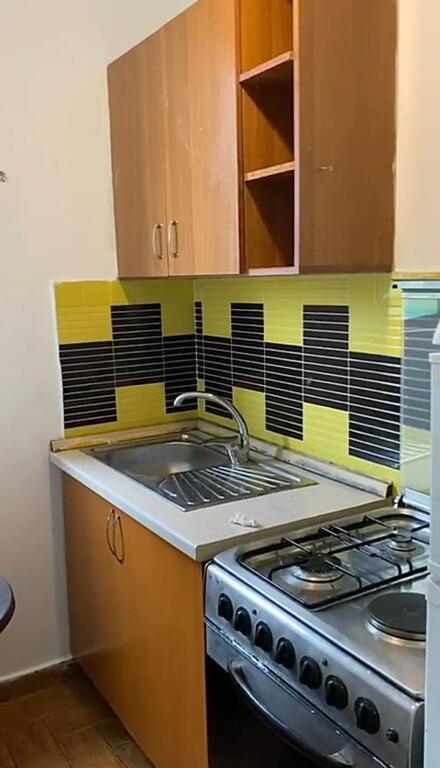 🏠 Jepet me Qira Garsoniere – Përballë Delijorgjit