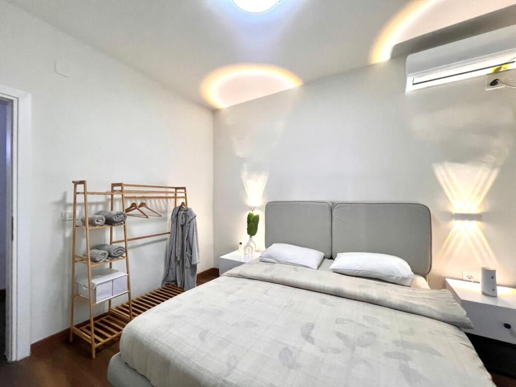 Me Qera: 2+1 &amp; Ballkon ( 📍BLLOKU - LSI (te Atelia e Joni Pecit) i Rikonstruktuar | kati: 4 (750€/muaj) Mundesi Parkimi poshte pallatit vetem per rezidentet