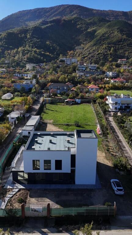 Service unit + land for rent in Berzhitë!!