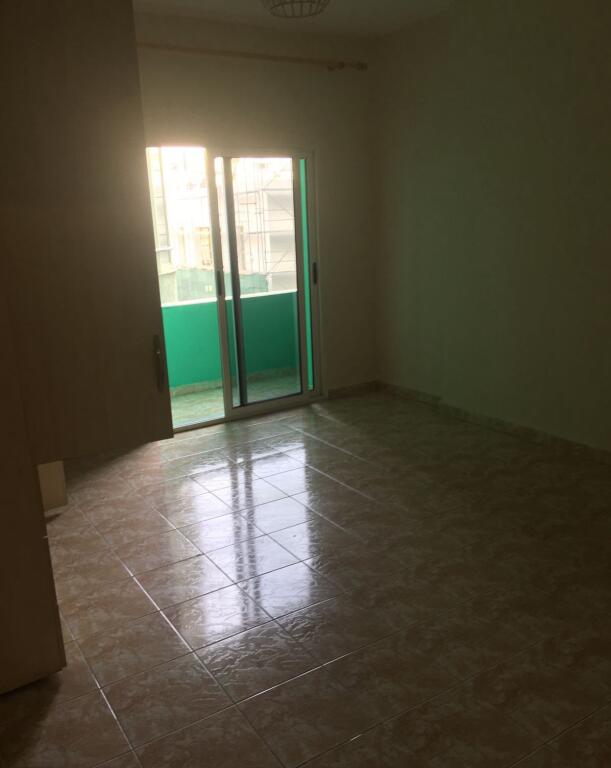 Jepet me qera Apartamenti 3+1+2, Komuna Parisit ( Pallatet Arabe) prane Qendres Kristal 650 euro