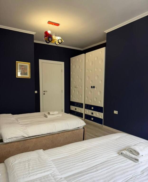 Apartament 2+1 per qira tek Komuna e Parisit.