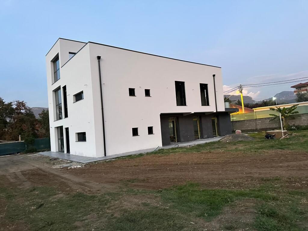 Service unit + land for rent in Berzhitë!!