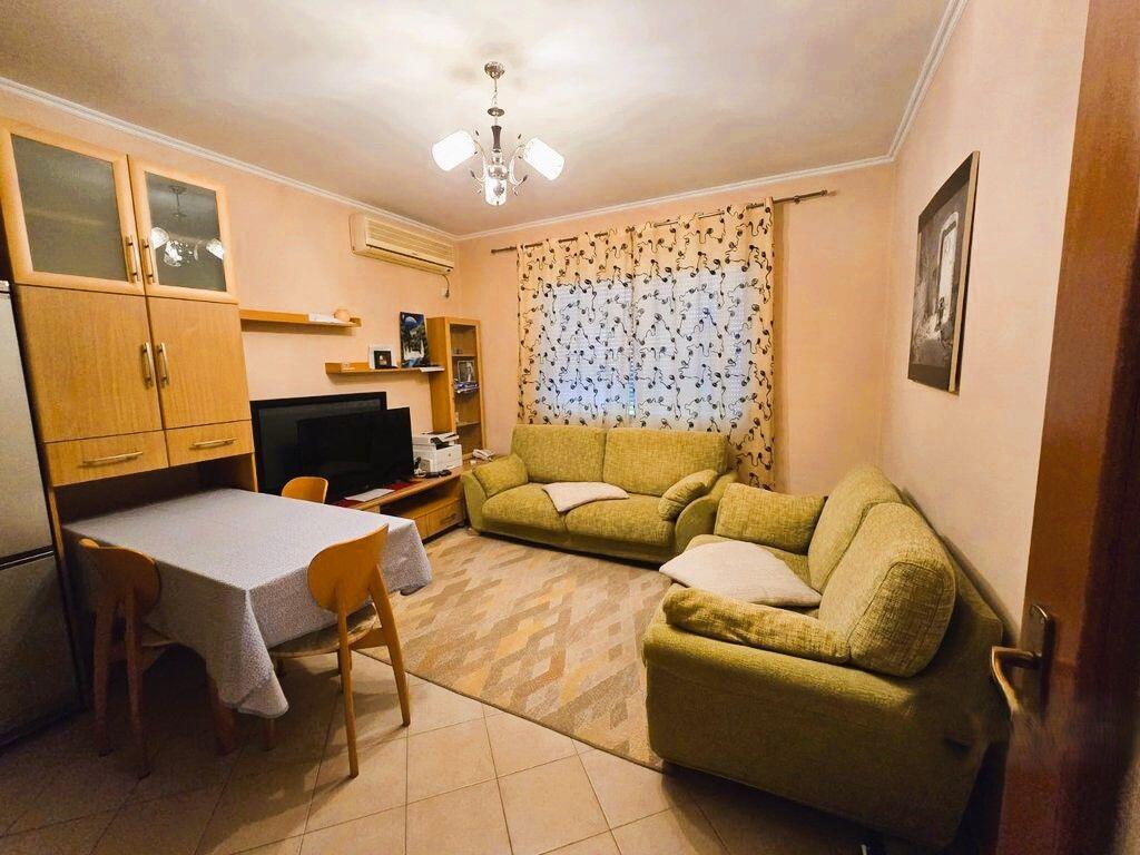 Apartament 2+1 per shitje ne zonen e  Pazarit te  Ri!