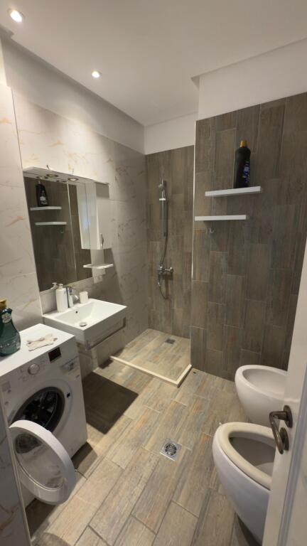 For sale 2+1+2+veranda at Kompleksi Fz, Liqeni i thate.