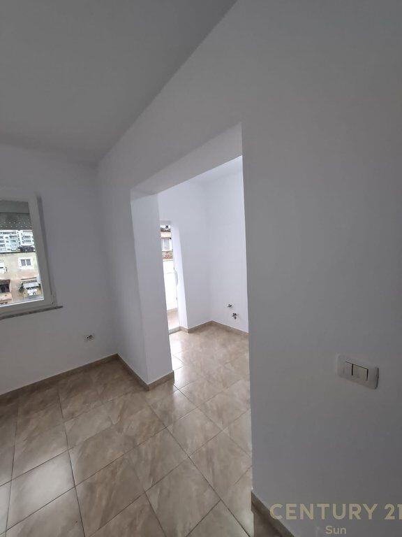Shitet apartament 1+1+ballkon te rruga e Kavajës pranë auto Kadiu 129.000 € !!!
